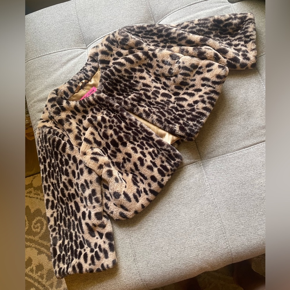 BETSY JOHNSON Faux fur Leopard print shrug. Beige/Dark brown spots. Size small